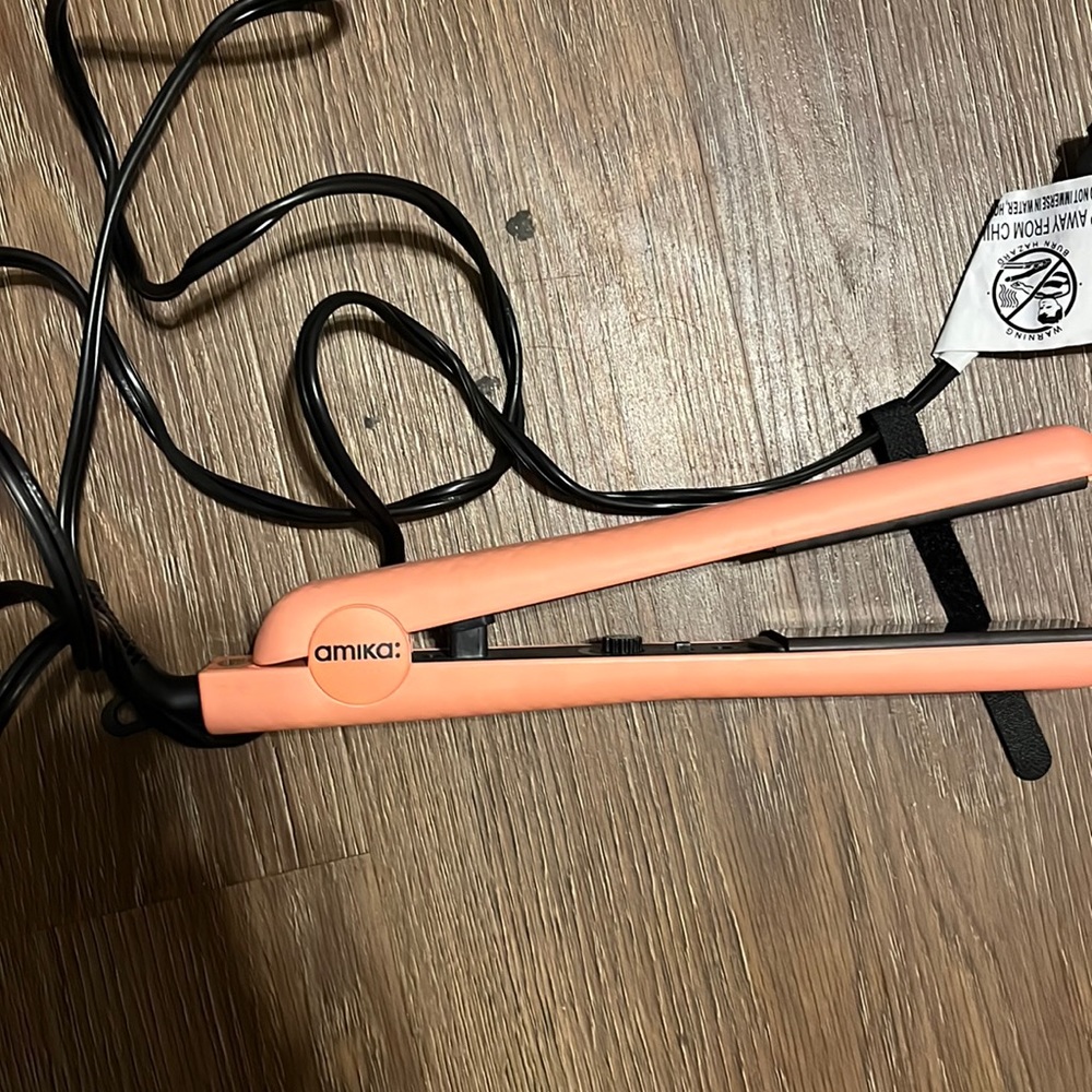 Amika hair straightener